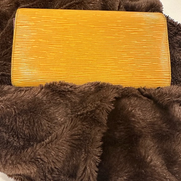 Authentic Louis Vuitton Yellow Epi Wallet - Picture 4 of 4